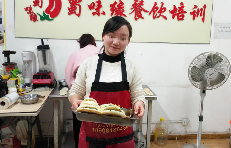 美女学员在蜀味缘学习做肉夹馍