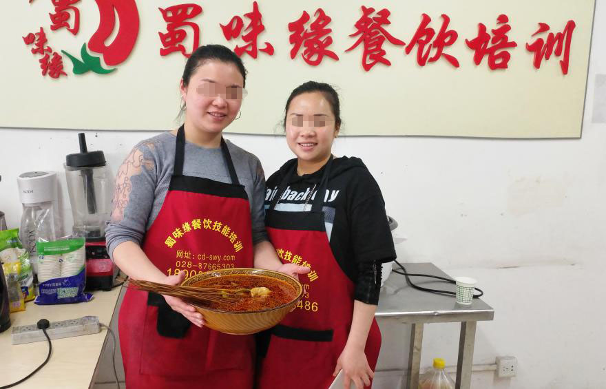 学员在蜀味缘学正宗钵钵鸡技术