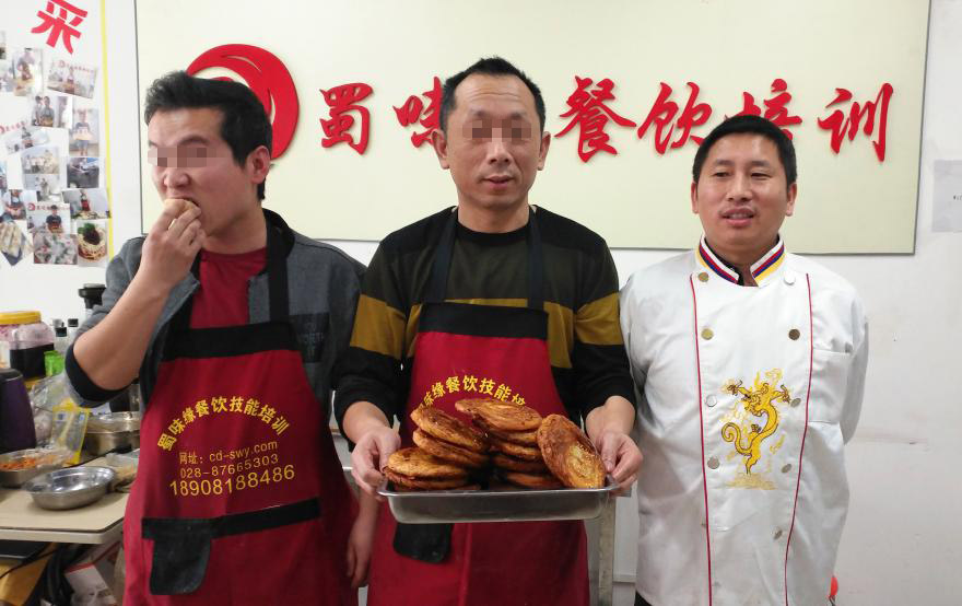 蜀味缘教学员做的军屯锅盔